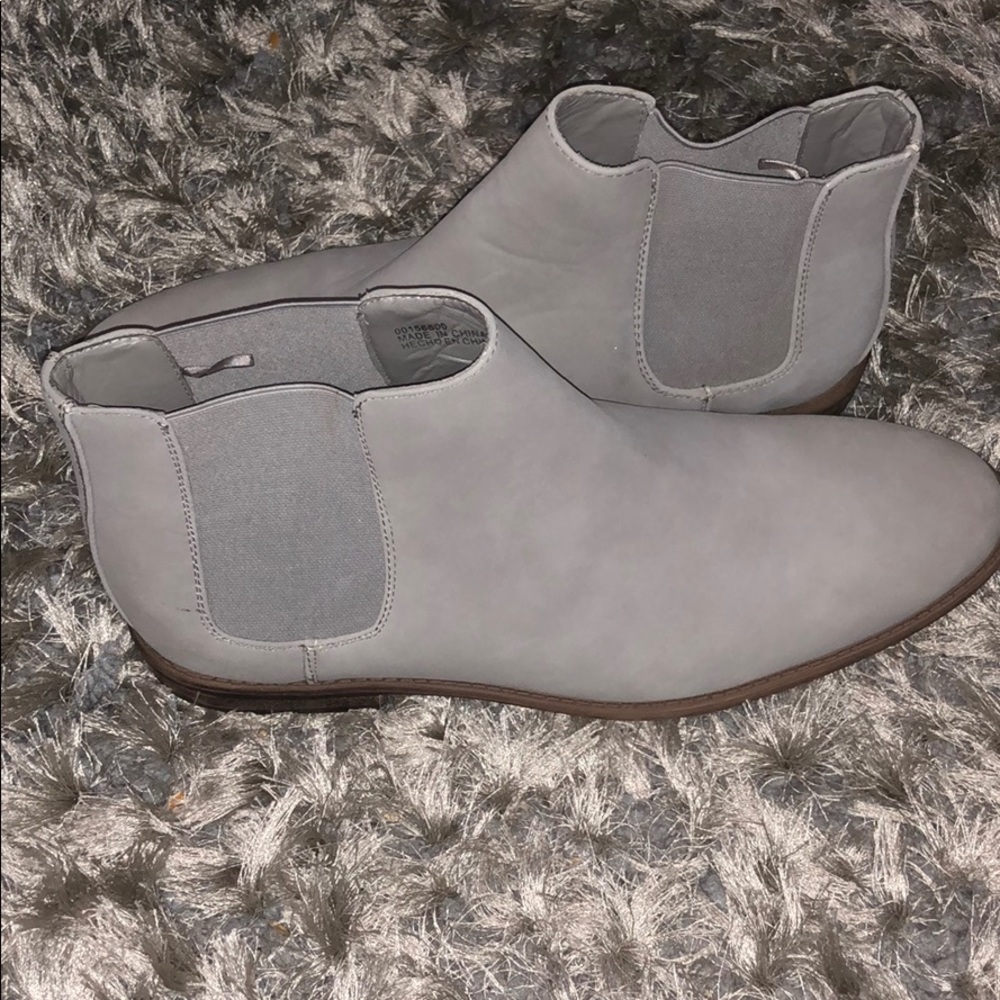 Men’s icy grey Chelsea boots